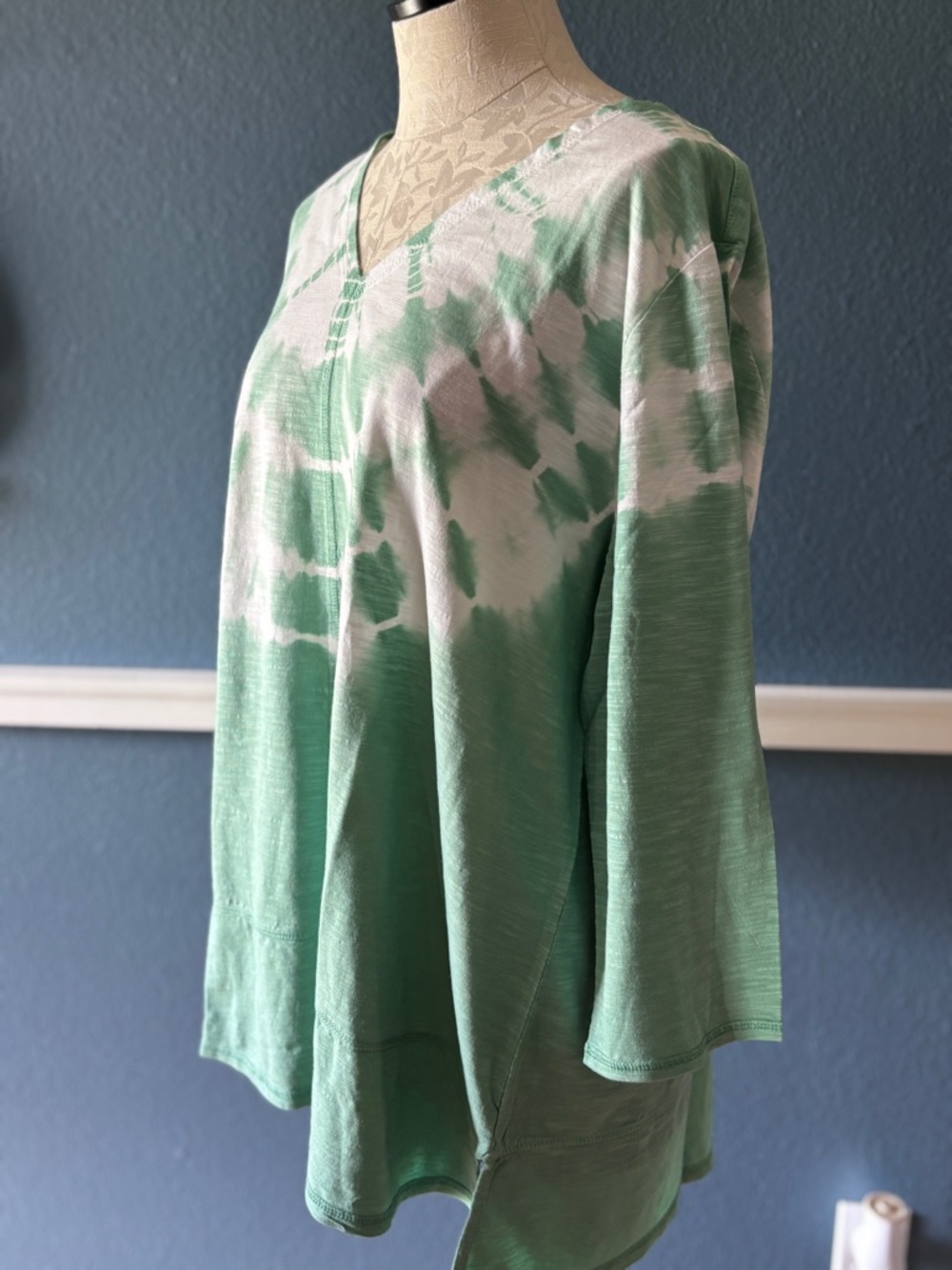 Chico’s Zenergy Tie Dye Tunic Top in Mint Green and White - NWT Size 3 (16/18) - Picture 3 of 10